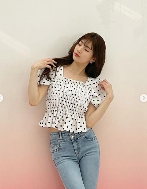 Mỹ nhân Hàn - Trung lăng xê mốt váy áo cổ vuông khoe xương quai xanh quyến rũ-6