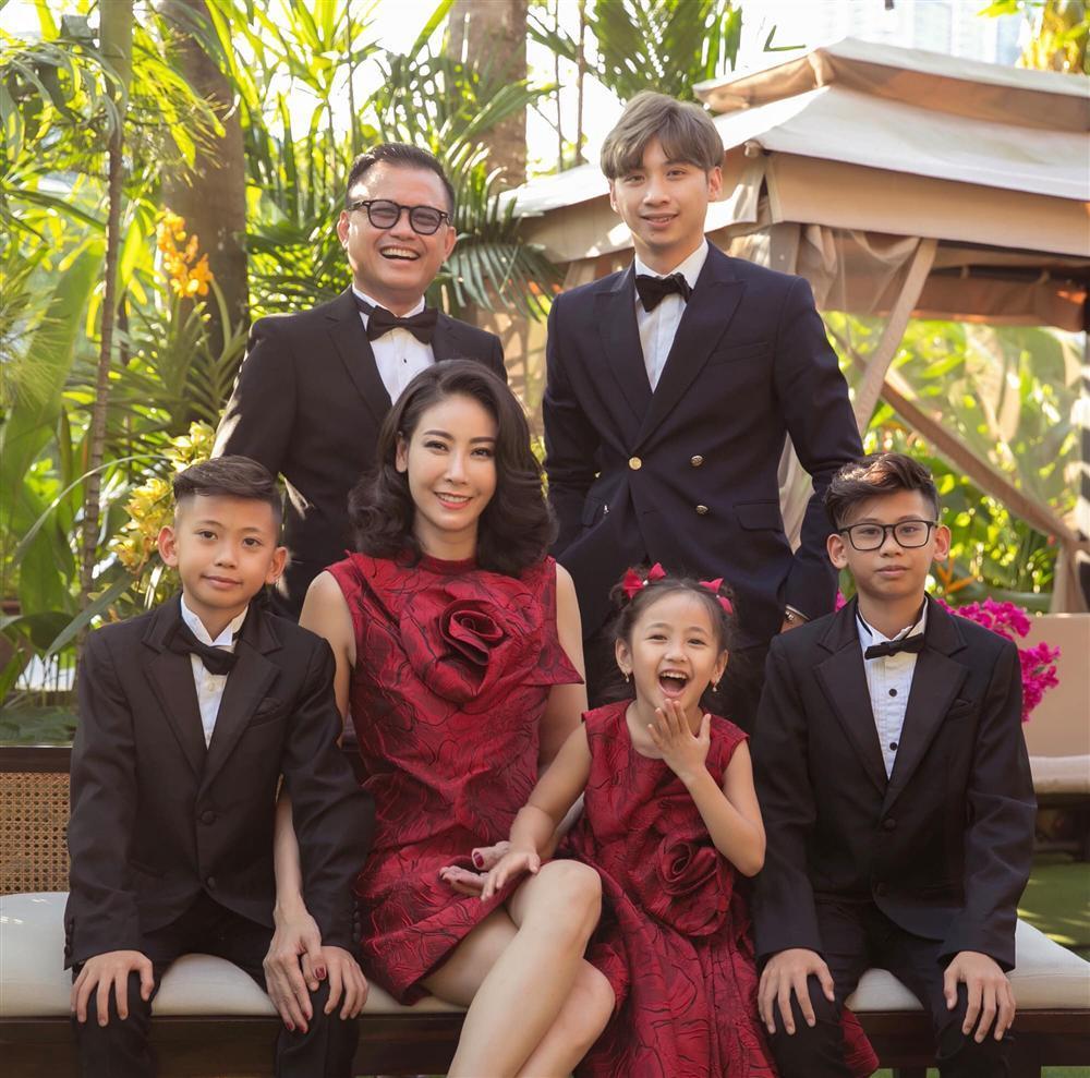 Hà Kiều Anh kỷ niệm 14 năm cưới đại gia Huỳnh Trung Nam