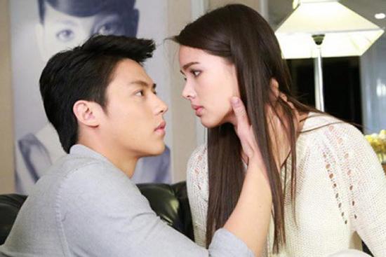 Đang cao hứng vợ ôm bụng nhăn nhó, bác sĩ mắng không kịp vuốt mặt