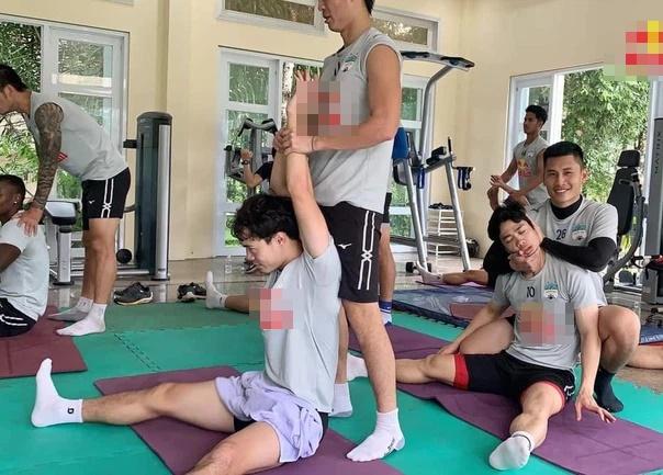 Công Phượng giả ngất trong lúc tập luyện, fans bình luận mặn mòi-1