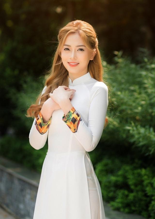 Á hậu Bùi Phương Nga bị soi bục quần chỗ hiểm-7