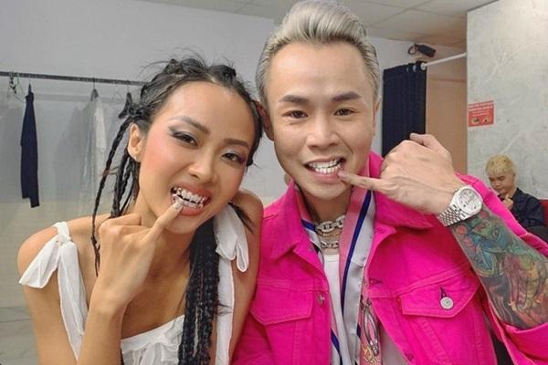 Chris Brown phủ kín 28 chiếc răng bằng vàng-2