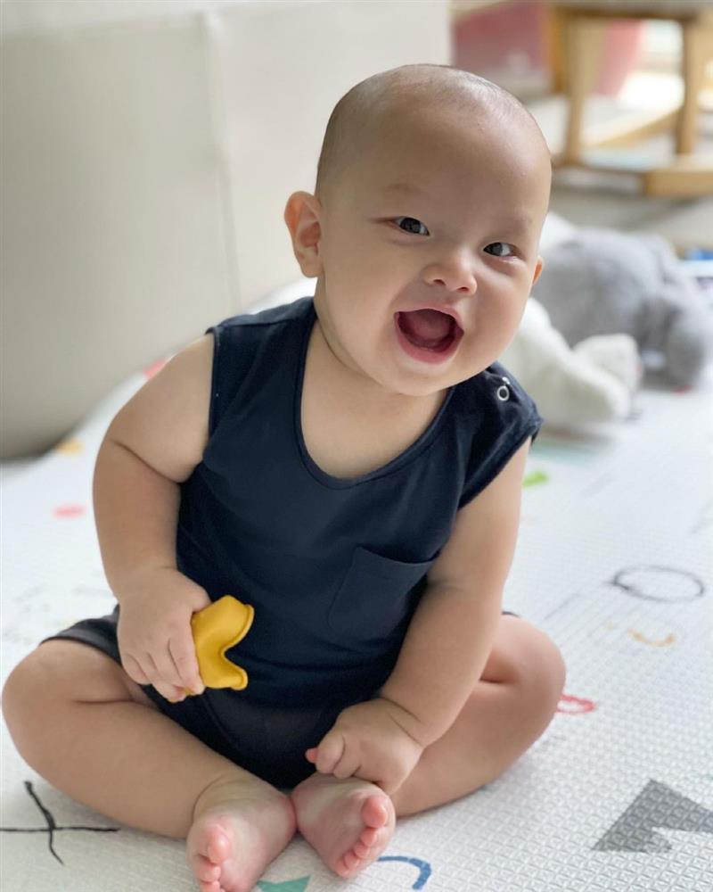 Livestream cùng Hồ Ngọc Hà, quý tử gây sốt với nụ cười giả trân-8