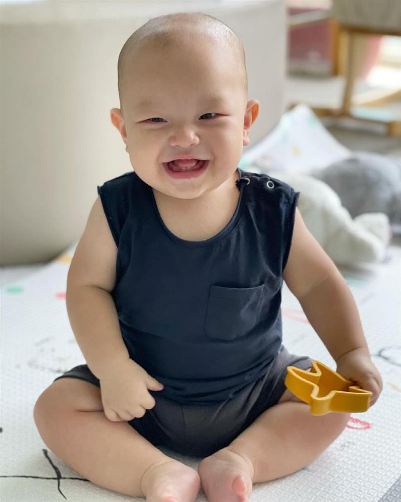 Livestream cùng Hồ Ngọc Hà, quý tử gây sốt với nụ cười giả trân-7