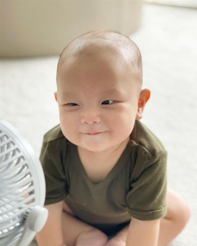 Livestream cùng Hồ Ngọc Hà, quý tử gây sốt với nụ cười giả trân-9