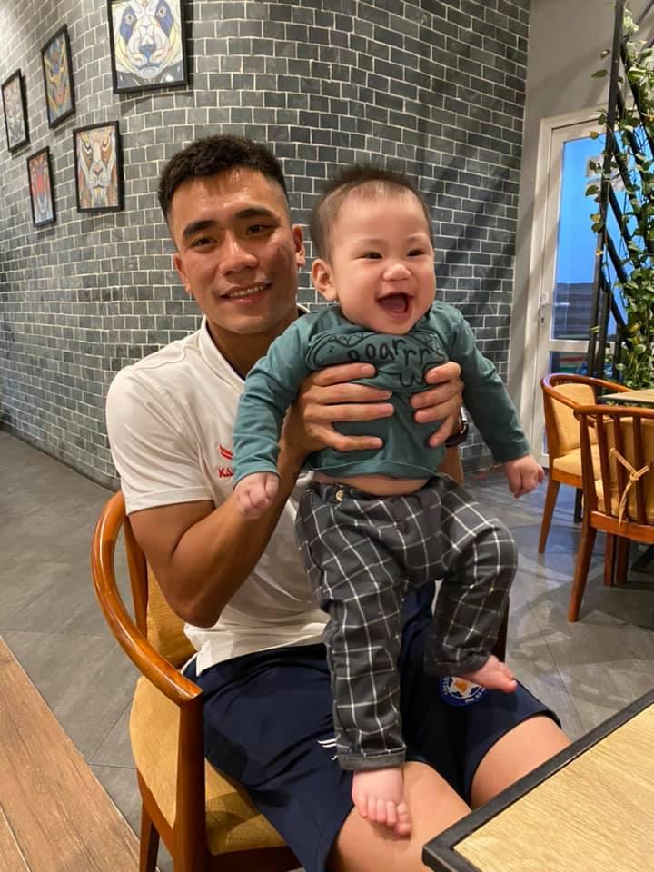 Ngoại hình đáng yêu cháu trai 2 tuổi của thủ môn Bùi Tiến Dũng-13