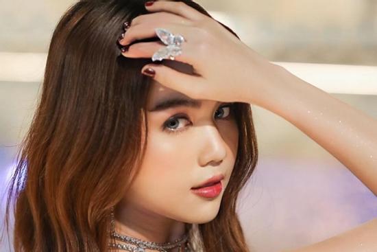 Bị hỏi chuyện 'biến thâm thành hồng', Ngọc Trinh đáp có gì mà khó