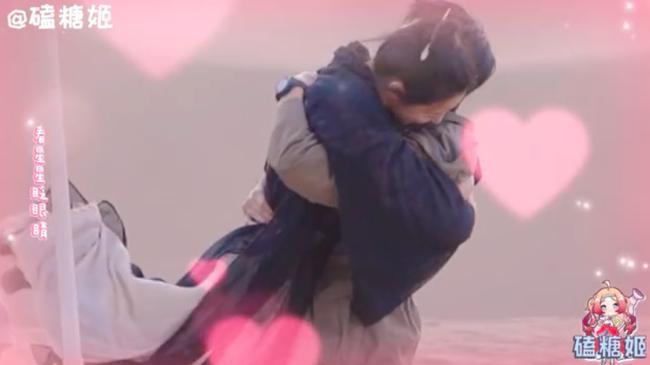 Lộ cảnh Địch Lệ Nhiệt Ba ôm chầm và va chạm cơ thể với Dương Dương-1