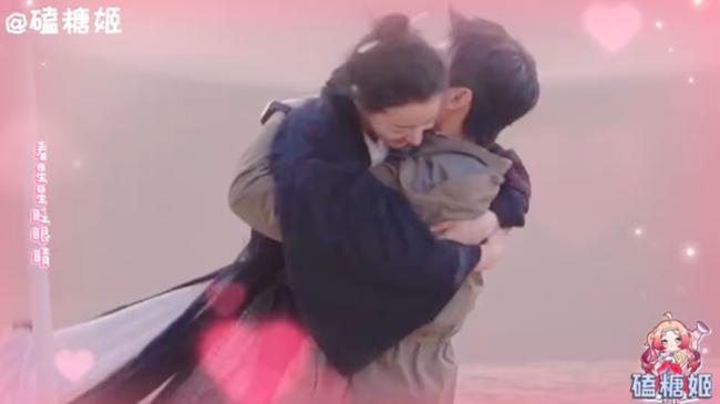 Lộ cảnh Địch Lệ Nhiệt Ba ôm chầm và va chạm cơ thể với Dương Dương-2