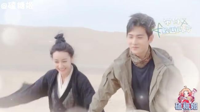 Lộ cảnh Địch Lệ Nhiệt Ba ôm chầm và va chạm cơ thể với Dương Dương-3