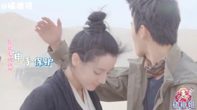 Lộ cảnh Địch Lệ Nhiệt Ba ôm chầm và va chạm cơ thể với Dương Dương-4