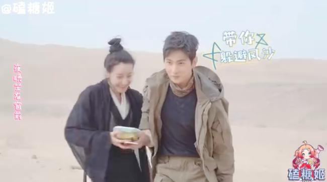 Lộ cảnh Địch Lệ Nhiệt Ba ôm chầm và va chạm cơ thể với Dương Dương-5