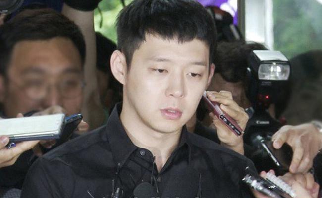 Năm 2016, Park Yoochun vướng phải cáo buộc xâm hại tình dục gây chấn động Hàn Quốc. Sự việc bùng lên khi một người phụ nữ họ Lee khởi kiện nam diễn viên đã xâm hại tình dục cô trong nhà vệ sinh quán bar. Sau đó có thêm 3 nhân chứng đứng ra tố cáo anh có hành động tương tự, địa điểm là phòng tắm/nhà vệ sinh cơ sở giải trí. Tuy nhiên, Yoochun được tuyên bố vô tội.