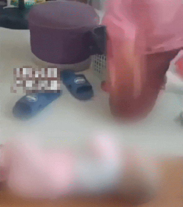 Cầm dép đập liên tục vào mặt con sơ sinh, ác mẫu chửi rủa: Mày đi chết đi-1