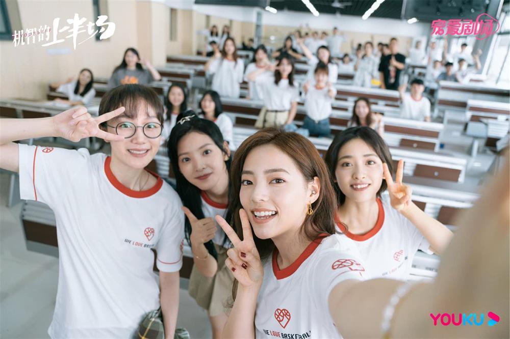 Hết bánh bèo, Thẩm Nguyệt đổi style cool ngầu trong phim mới-1