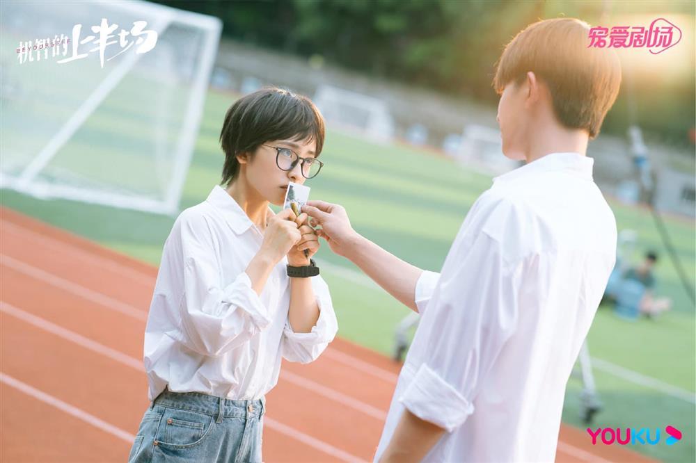 Hết bánh bèo, Thẩm Nguyệt đổi style cool ngầu trong phim mới-4