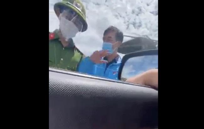 Tài xế ngân hàng bị yêu cầu quay xe vì tiền không phải hàng thiết yếu-2