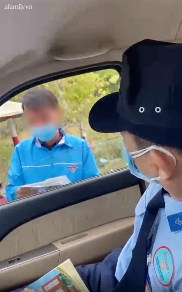 Tài xế ngân hàng bị yêu cầu quay xe vì tiền không phải hàng thiết yếu-6