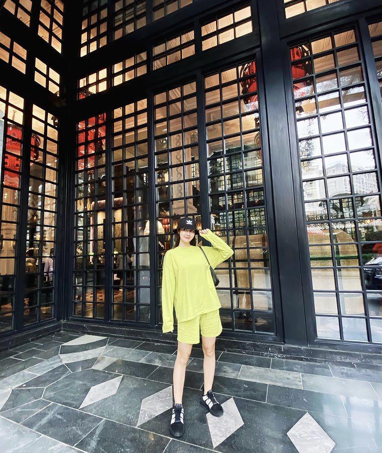 Lệ Quyên, Minh Triệu khoe body nức nở với xanh chuối hot trend-4