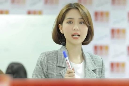 Ngọc Trinh giảng dạy kinh doanh online, nào ngờ bị mỉa mai quá khứ