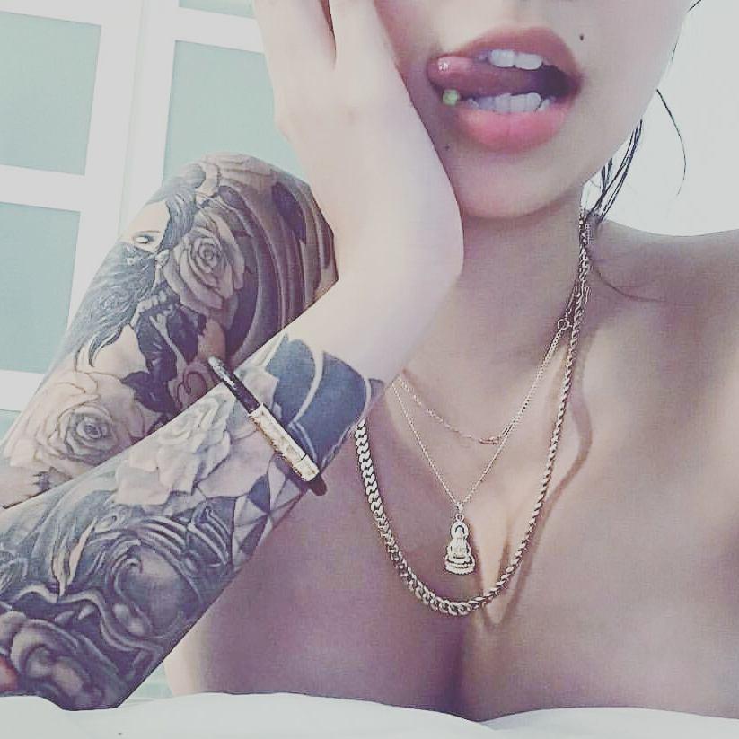 Cassie Trinh Võ - bồ cũ Binz thích phơi ngực trần, Ngân 98 thua xa-9