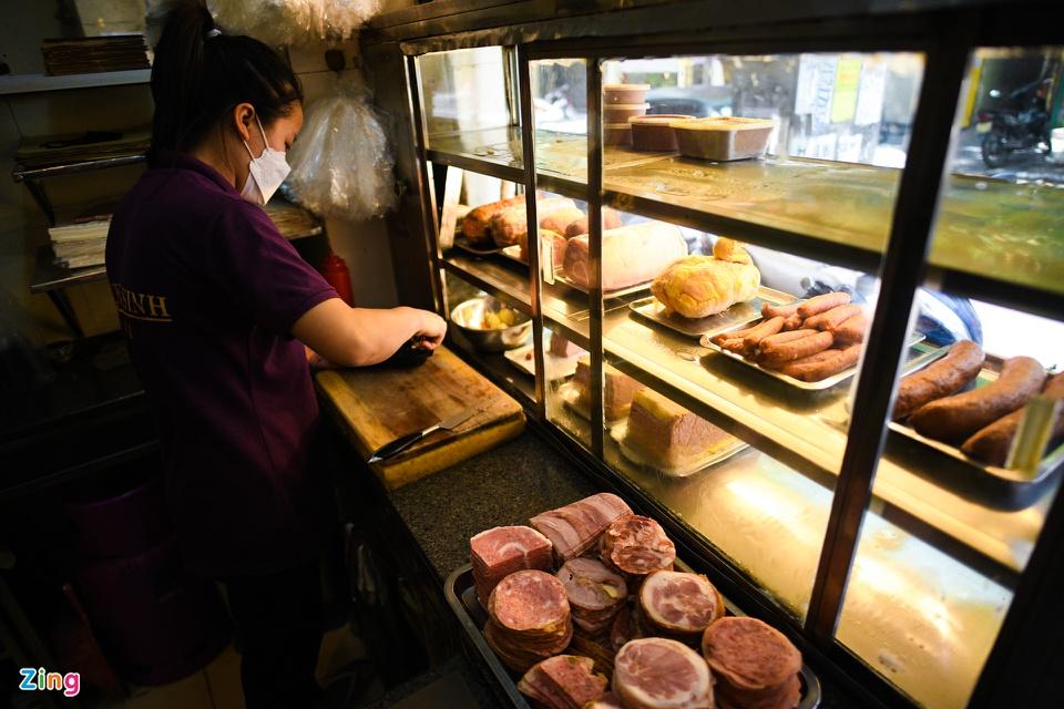 "Mặc dù không còn đông đúc như trước dịch, chúng tôi vẫn nhận được khá nhiều đơn hàng, phần lớn họ là khách quen. Nếu không thể đến thì họ gọi điện cho cửa hàng ship tận nhà", vừa đóng gói đồ ăn cho khách, nhân viên trực quán chia sẻ.