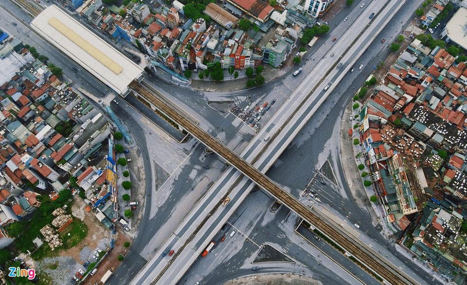 7h sáng 24/7, ngã tư Nguyễn Trãi - Khuất Duy Tiến - Nguyễn Xiển vắng vẻ.