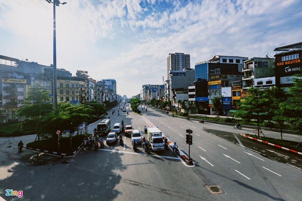 Ngã tư Trường Chinh - Láng - Tây Sơn lúc 7h15. Nơi đây không còn xảy ra tình trạng ùn tắc trên đường vành đai 2 như các khung giờ cao điểm thường ngày.