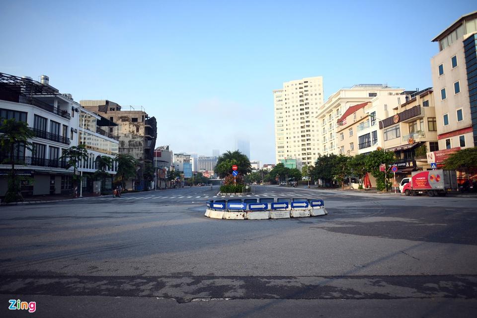 Sáng 24/7, Hà Nội áp dụng giãn cách xã hội theo Chỉ thị 17 của UBND TP (dựa trên nguyên tắc Chỉ thị 16 của Thủ tướng). Nhiều tuyến đường vắng lặng khi người dân hạn chế ra ngoài.