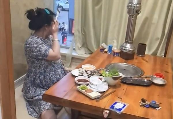 Vợ bầu vào tiệm thịt nướng một mình, bị chồng bắt gặp thì quá hài hước-1