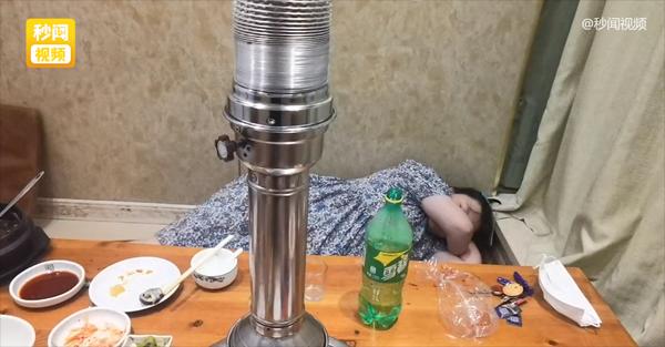 Vợ bầu vào tiệm thịt nướng một mình, bị chồng bắt gặp thì quá hài hước-3