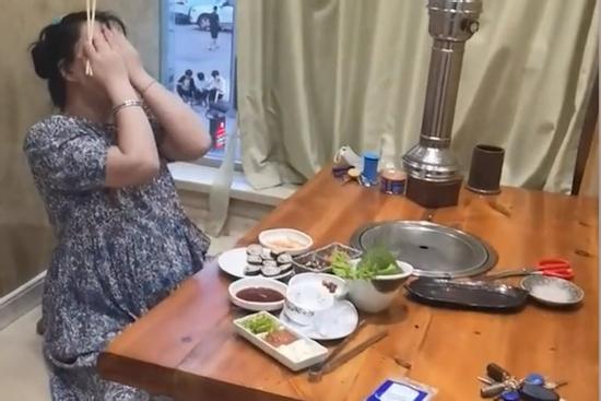 Vợ bầu vào tiệm thịt nướng một mình, bị chồng bắt gặp thì quá hài hước