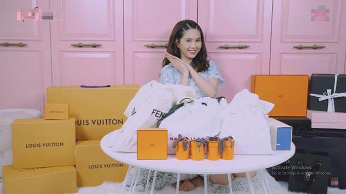 Sao Việt khoe tủ đồ hàng hiệu đắt ngang căn penthouse-1