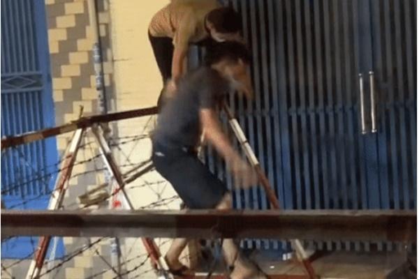 2 người trèo rào phong tỏa, dân mạng bức xúc: Phải nằm thở oxy mới biết sợ-1