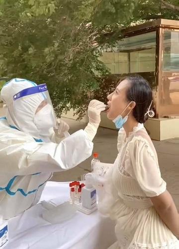 Cô gái Việt lái xe khám phá Tân Cương giữa dịch-2