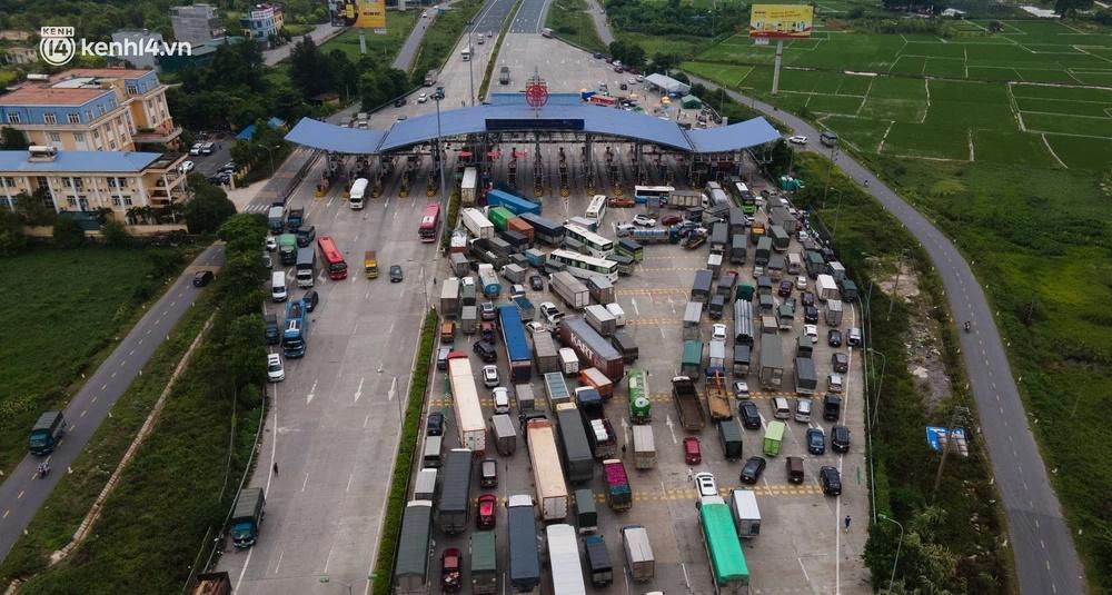 Ảnh: Cửa ngõ Hà Nội ùn tắc ngày đầu giãn cách, hàng loạt phương tiện quay đầu-2