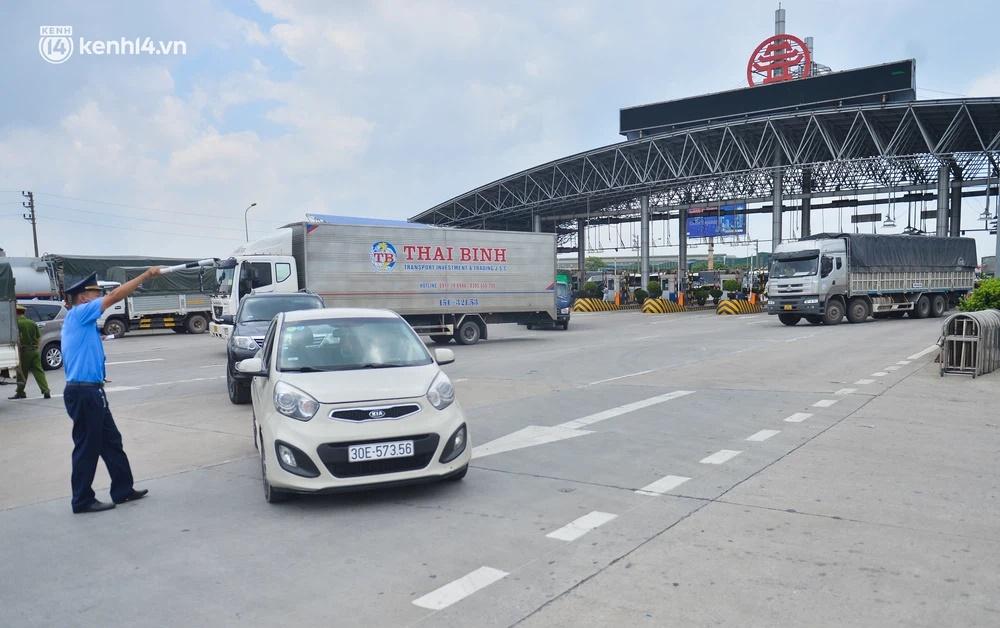 Ảnh: Cửa ngõ Hà Nội ùn tắc ngày đầu giãn cách, hàng loạt phương tiện quay đầu-5