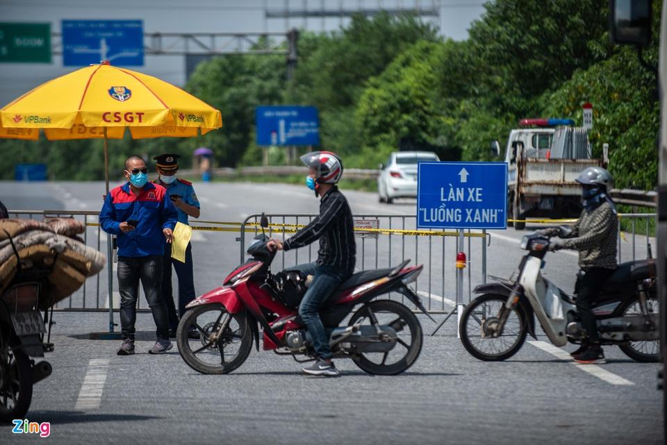 Tài xế tranh luận với CSGT khi Hà Nội cấm xe vào nội thành-3