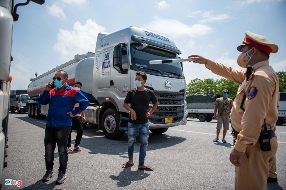 Tài xế tranh luận với CSGT khi Hà Nội cấm xe vào nội thành-4