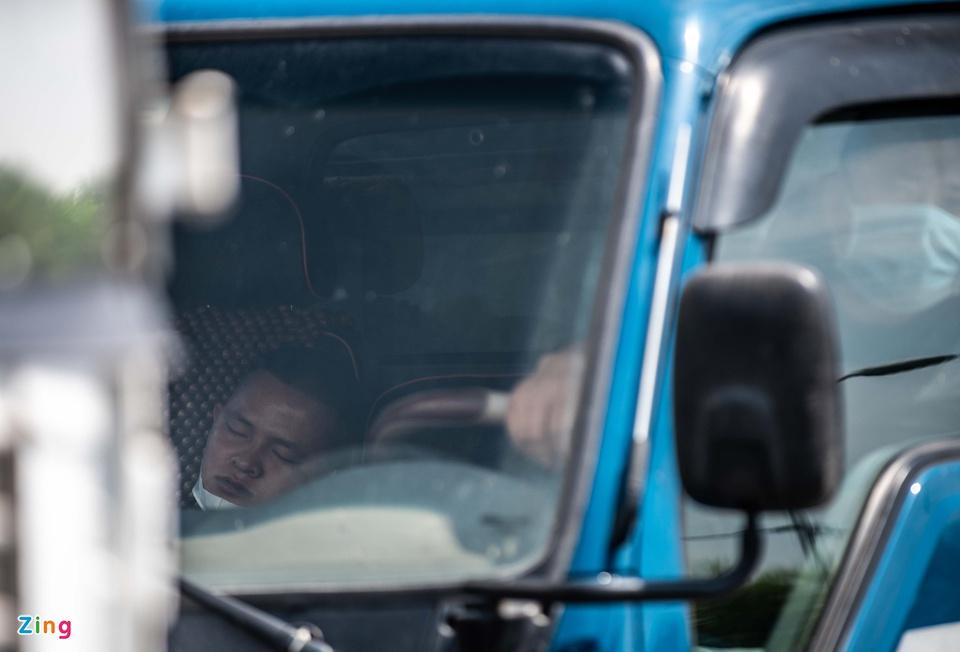 Tài xế tranh luận với CSGT khi Hà Nội cấm xe vào nội thành-7