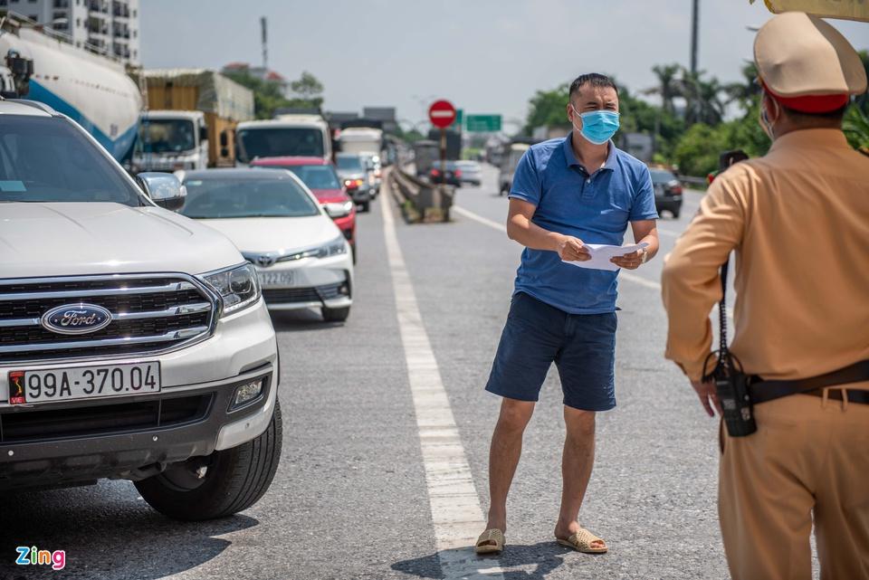 Tài xế tranh luận với CSGT khi Hà Nội cấm xe vào nội thành-11