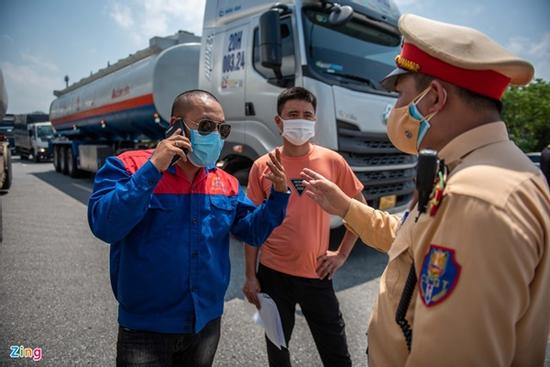 Tài xế tranh luận với CSGT khi Hà Nội cấm xe vào nội thành