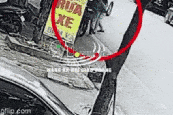 Clip: Tài xế ô tô đập vỡ đầu người đi xe máy, xông vào tận nhà dân truy sát