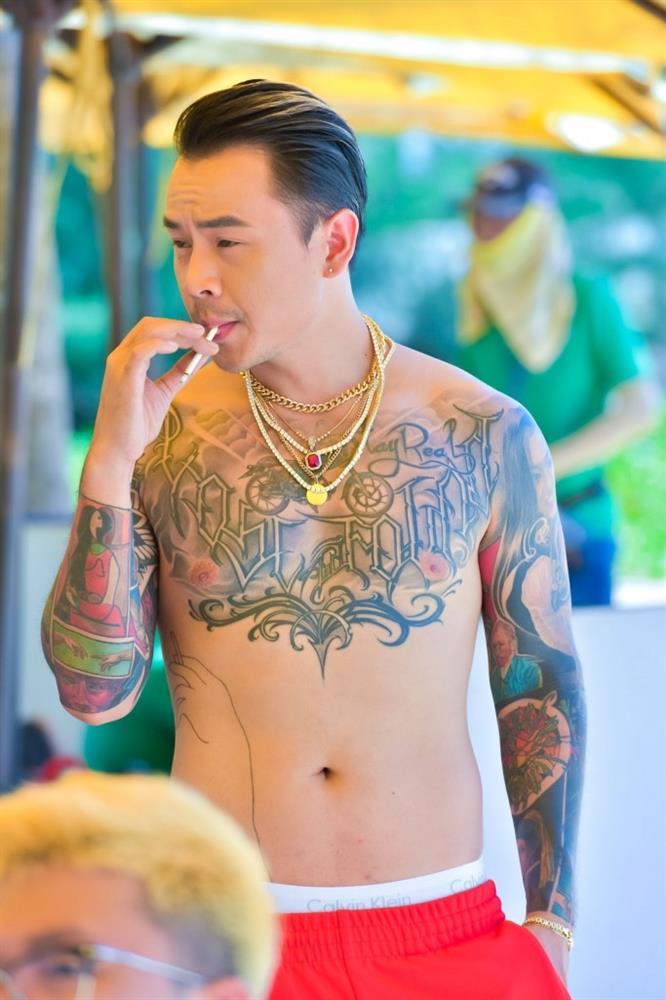 Hình xăm cô gái bên tay trái của Binz chính là bồ cũ - Cassie Trinh Võ?-3