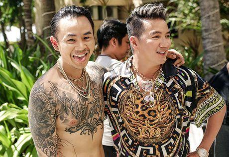 Hình xăm cô gái bên tay trái của Binz chính là bồ cũ - Cassie Trinh Võ?-8