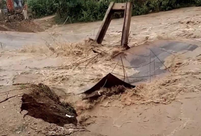 Clip: Khoảnh khắc lũ lớn cuốn trôi cả cây cầu ở Thanh Hóa-2