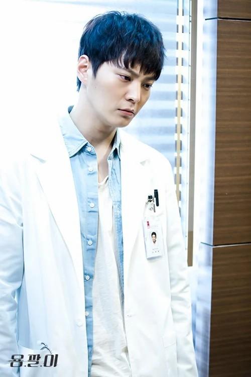 Top 8 bác sĩ đẹp trai nhất màn ảnh Hàn Quốc khiến bạn xiêu lòng (P1)-7