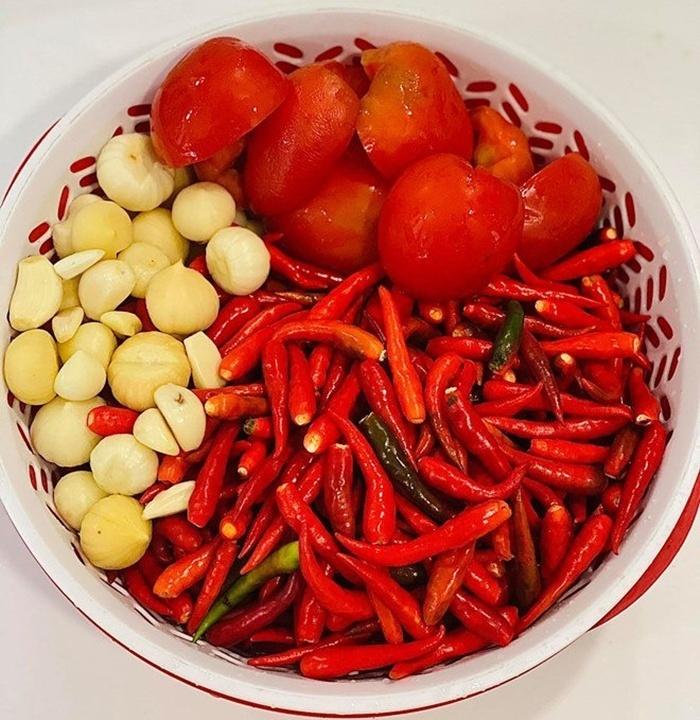 Bà xã Hoàng Bách làm tương ớt cho chồng, dân tình đua nhau xin công thức-4
