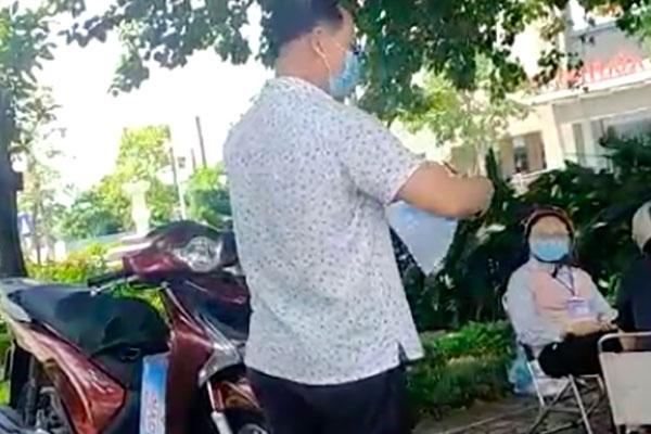 Clip: Qua chốt kiểm dịch bị ngăn lại, người phụ nữ quát tháo tục tĩu-1