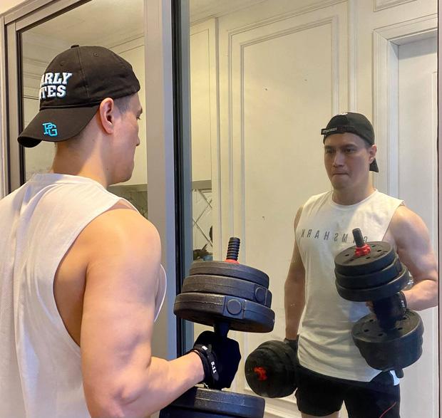 Việt Anh khoe body cuồn cuộn , bạn thân vào thả clip bóc phốt-1